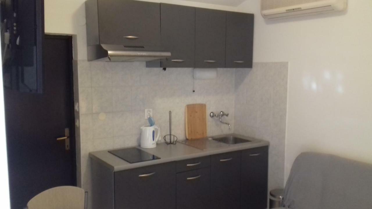Tili Apartment Pula Bagian luar foto