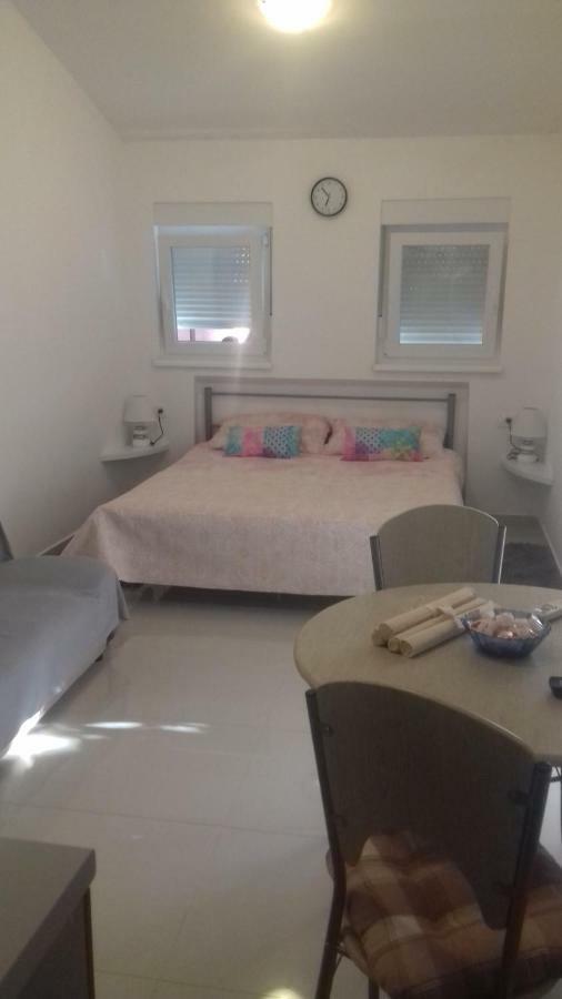 Tili Apartment Pula Bagian luar foto
