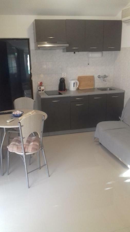Tili Apartment Pula Bagian luar foto