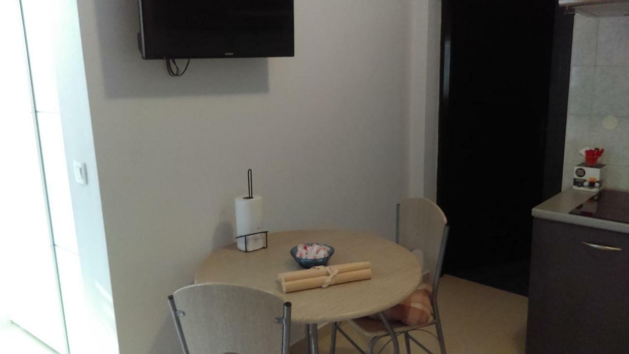Tili Apartment Pula Bagian luar foto