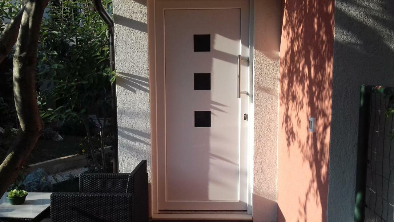 Tili Apartment Pula Bagian luar foto